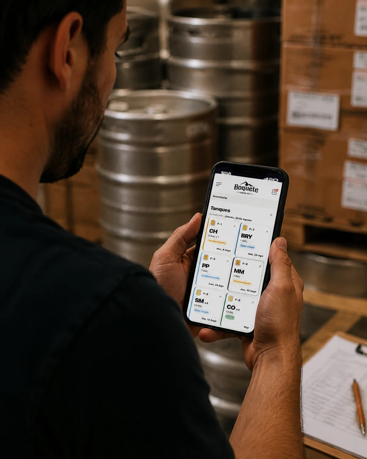 Operador consulta BrewOps frente al inventario de la cervecería